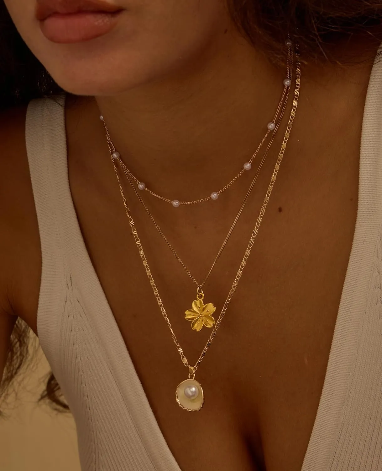 Shell Necklace for Women Gold Layered Conch Seashell Starfish Pendant Necklace Boho Summer Beach Vacation Jewelry for Women